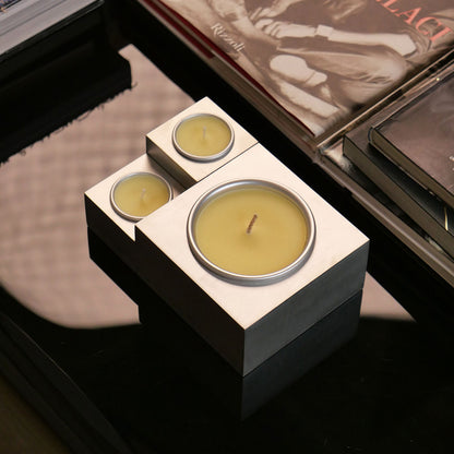 Candela Aura Effusione magnetica e modulare su tavolo moderno per arredo casa.