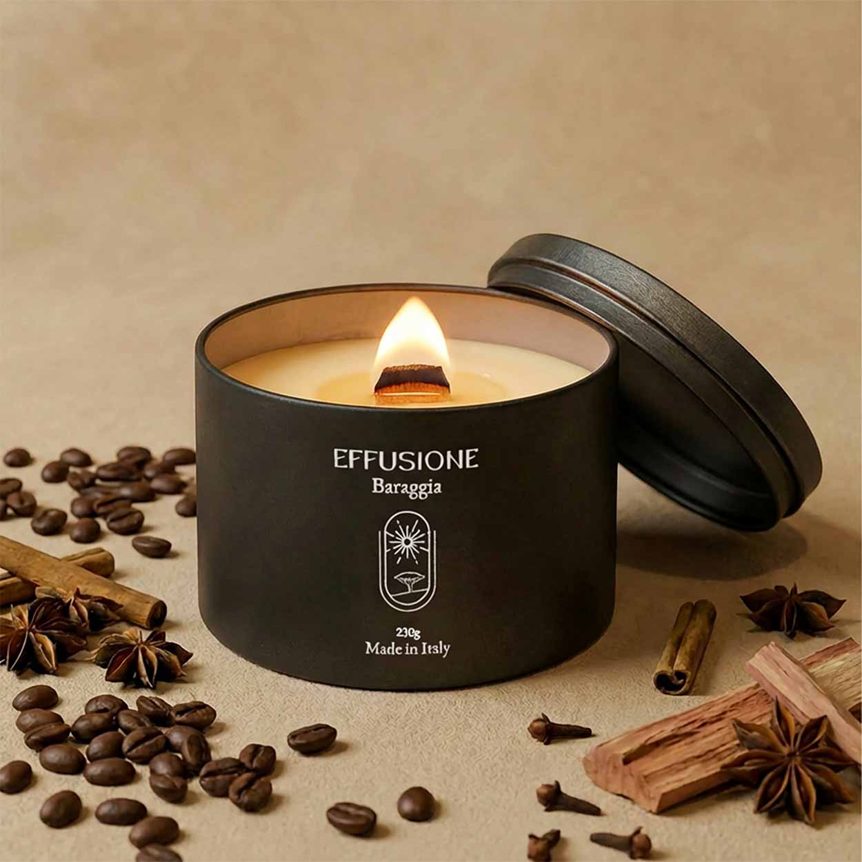 Candela profumata Effusione Echo Baraggia accesa, ispirata a note speziate e ambrate per un’atmosfera elegante e senza tempo.