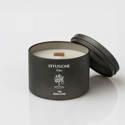 Candela profumata Echo Eden di Effusione da 230 g, cera color avorio e stoppino in legno, con coperchio nero appoggiato sul retro