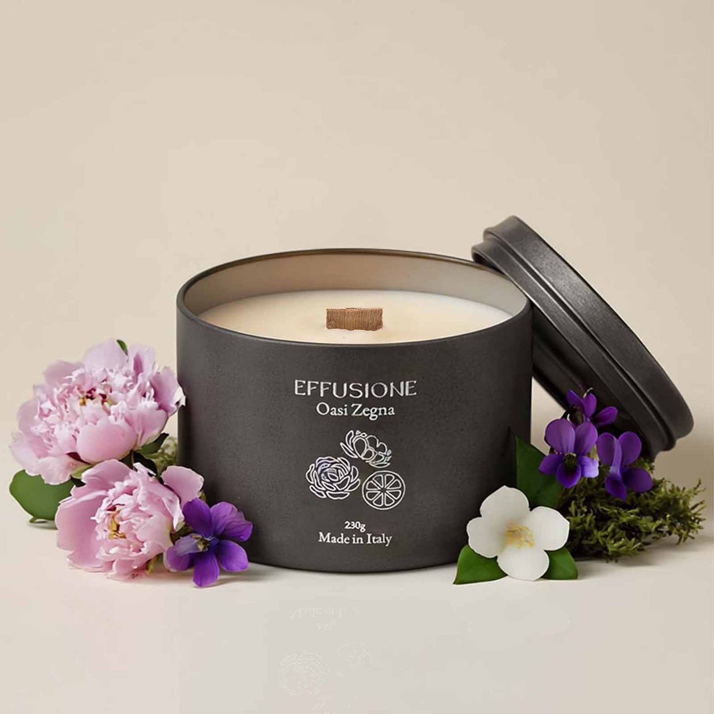 Candela profumata Effusione Oasi Zegna, con note floreali e agrumate.