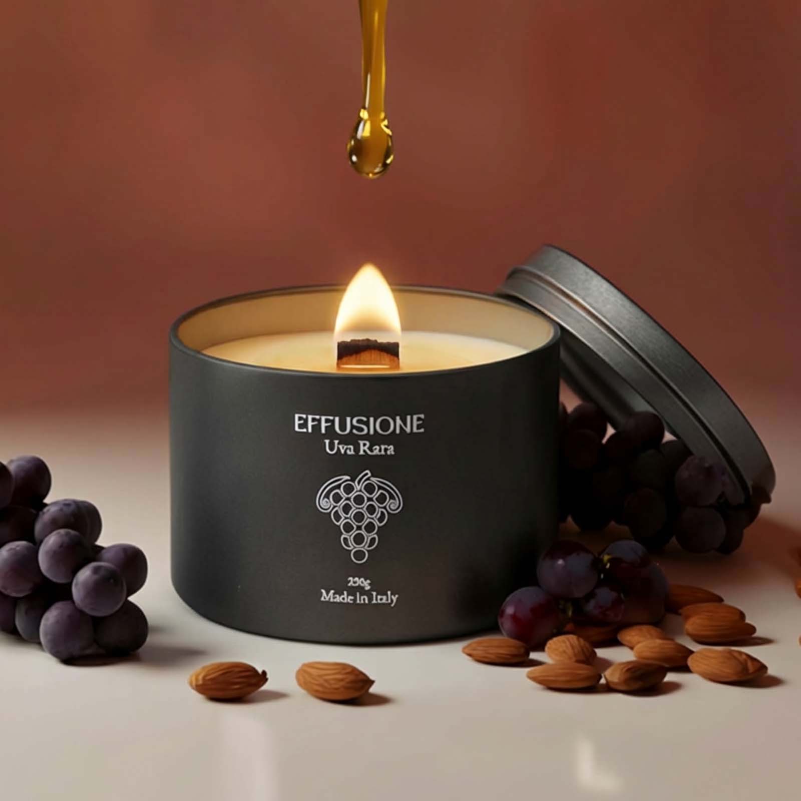 Candela profumata Effusione Uva Rara accesa, ispirata a note di uva e mandorla per un’atmosfera calda
