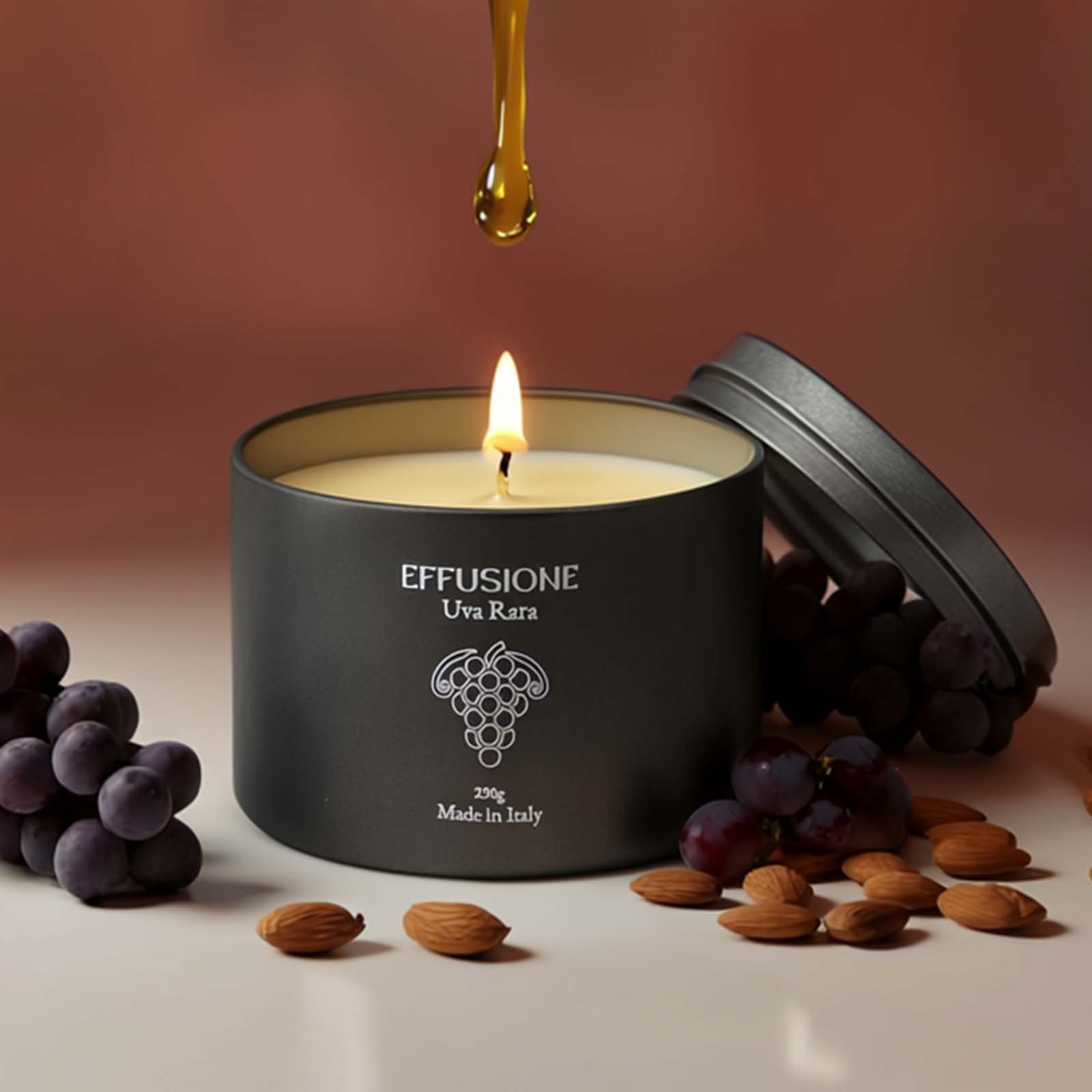 Candela profumata Effusione Uva Rara accesa, ispirata a note di uva e mandorla per un’atmosfera calda
