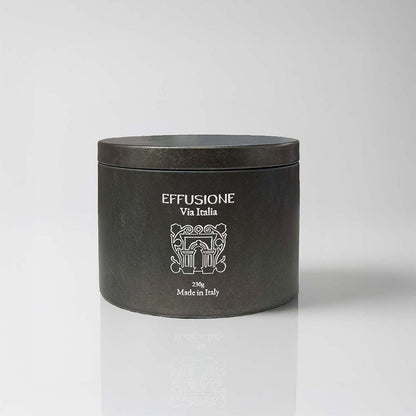 Candela profumata Effusione Echo Via Italia in contenitore nero opaco, Made in Italy