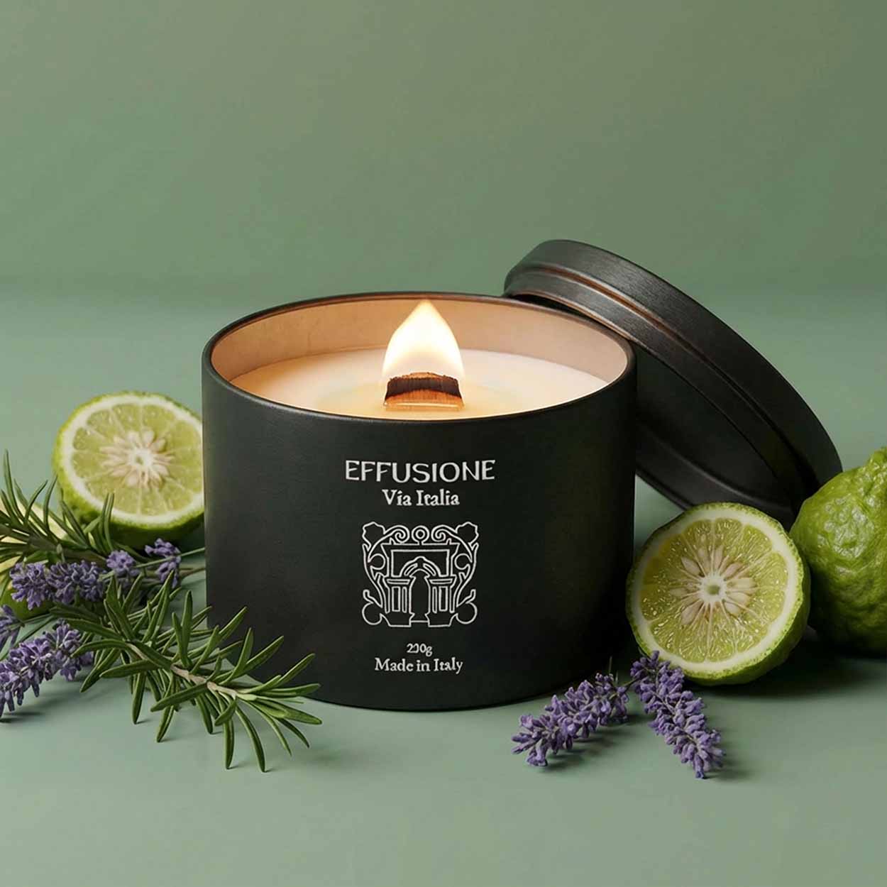 Candela profumata Effusione Echo Via Italia accesa, ispirata a note agrumate e legnose per un’atmosfera elegante e senza tempo.