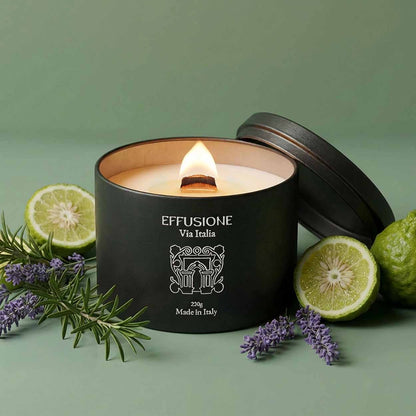 Candela profumata Effusione Echo Via Italia accesa, ispirata a note agrumate e legnose per un’atmosfera elegante e senza tempo.