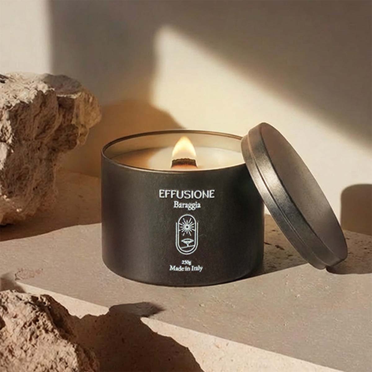 Candela profumata Effusione Baraggia accesa con note calde e speziate