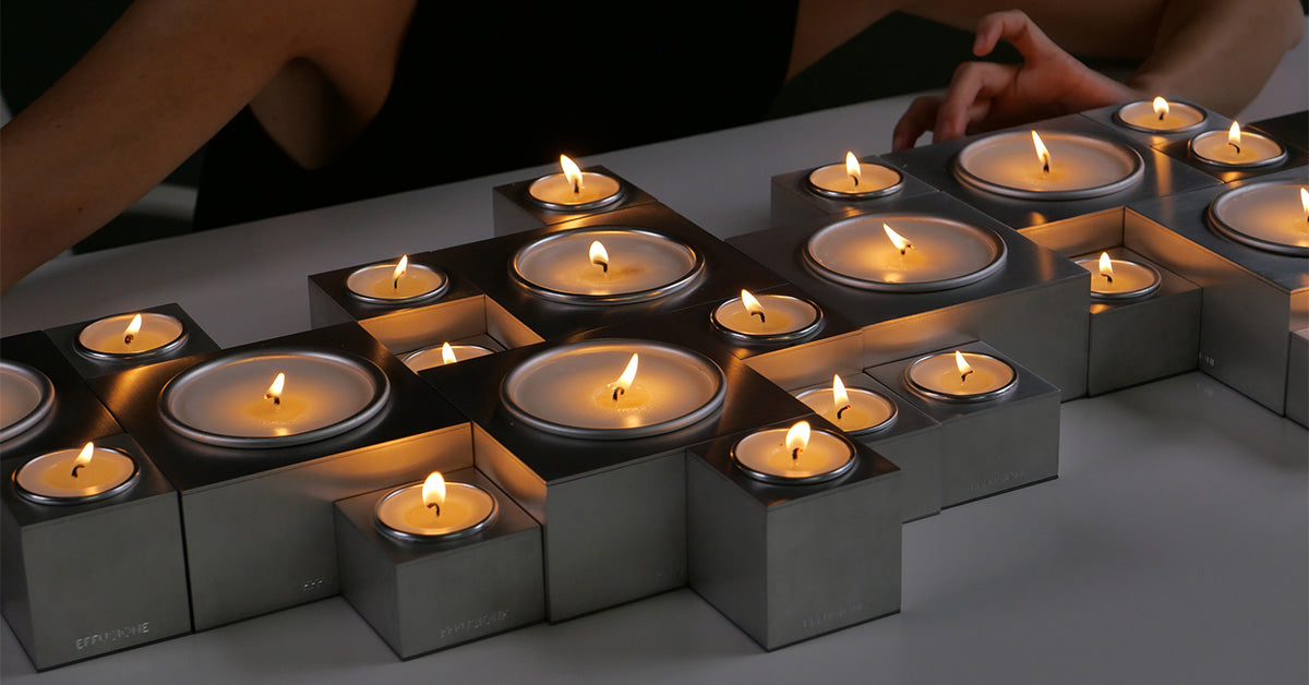 Set di candele Aura Effusione in alluminio magnetiche assemblate e accese in composizione di design