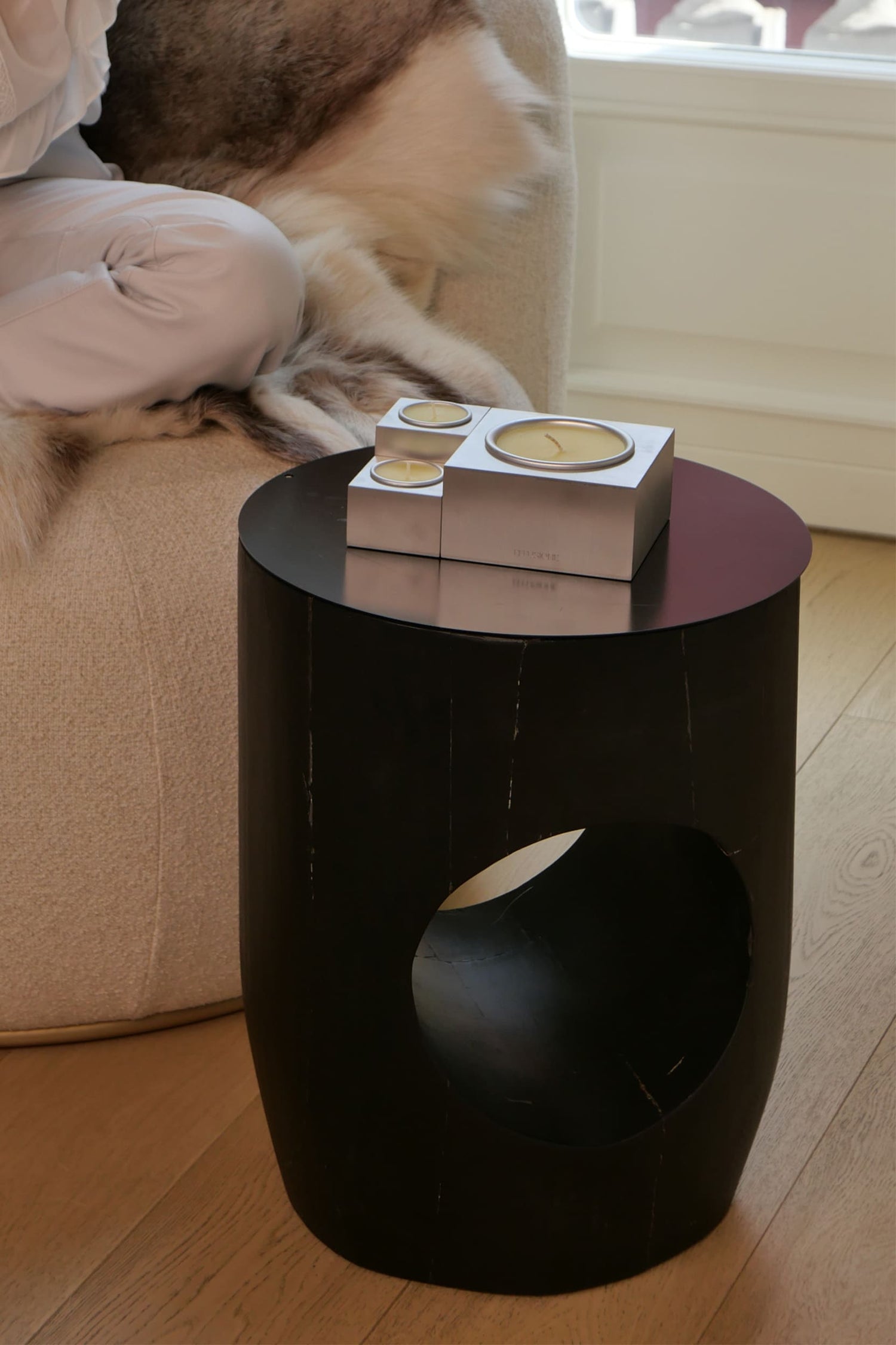 Candele Aura Effusione in alluminio magnetiche di design posizionate su tavolino in ambiente elegante e accogliente