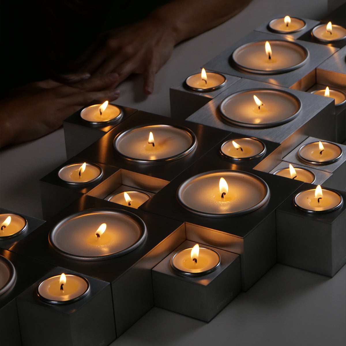 Composizione modulare di candele magnetiche Aura Effusione in alluminio.