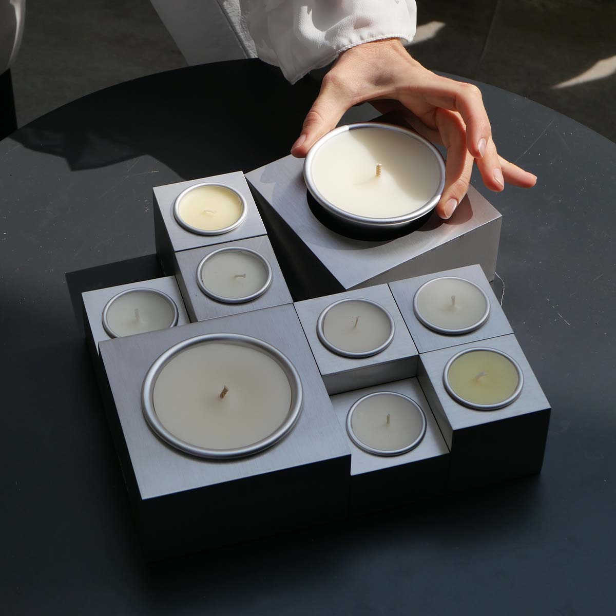 Candele magnetiche modulari Aura Effusione in alluminio con moduli componibili.