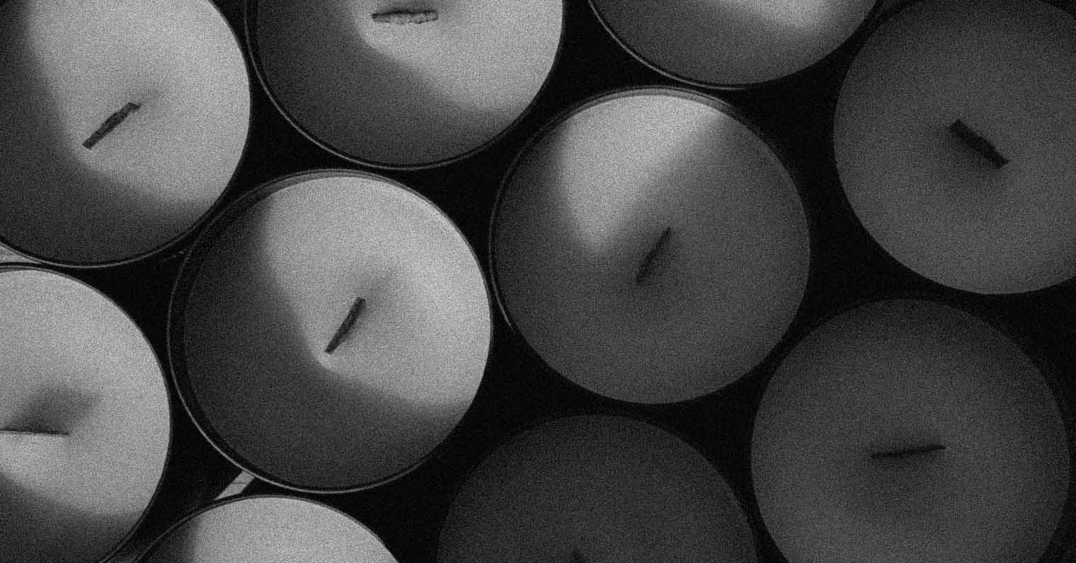 Dettaglio dall’alto di candele profumate Effusione in cera di soia della collezione Echo in stile lifestyle bianco e nero.