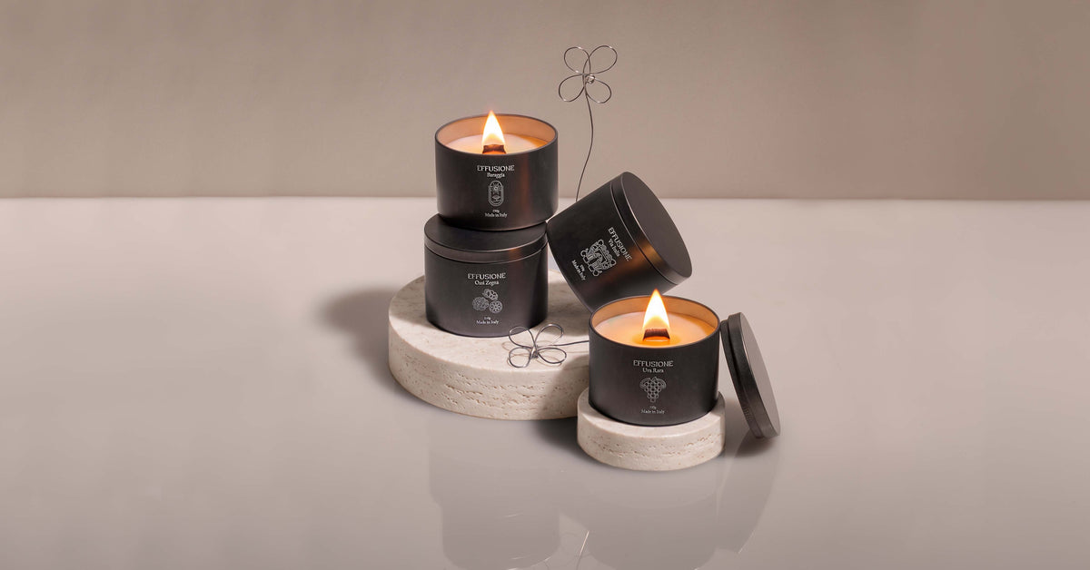 Candela profumata Echo di Effusione in cera di soia, nel contenitore nero dal design elegante, con fiamma accesa e dettagli minimalisti.