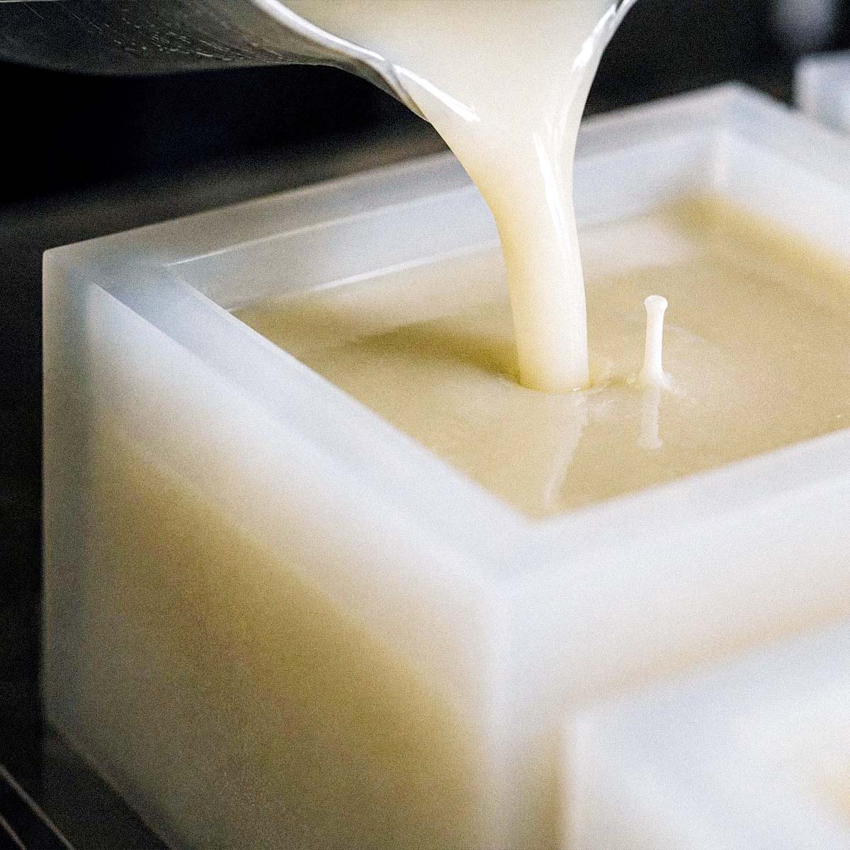 Candela Eterna di Effusione durante la colata manuale della cera nello stampo