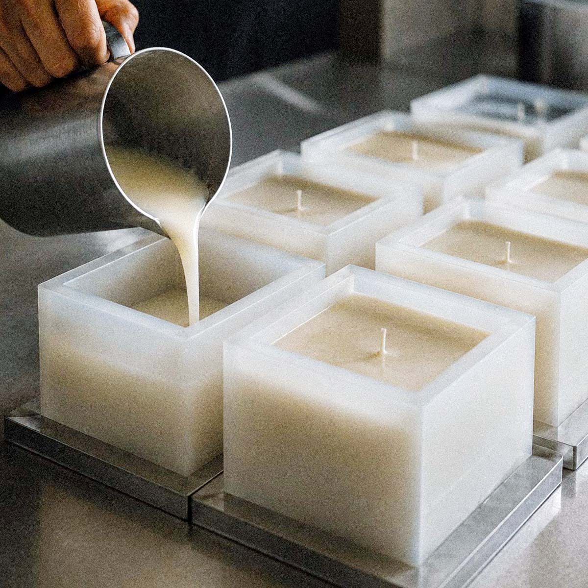 Realizzazione artigianale delle candele Eterna di Effusione, con cera colata a mano negli stampi