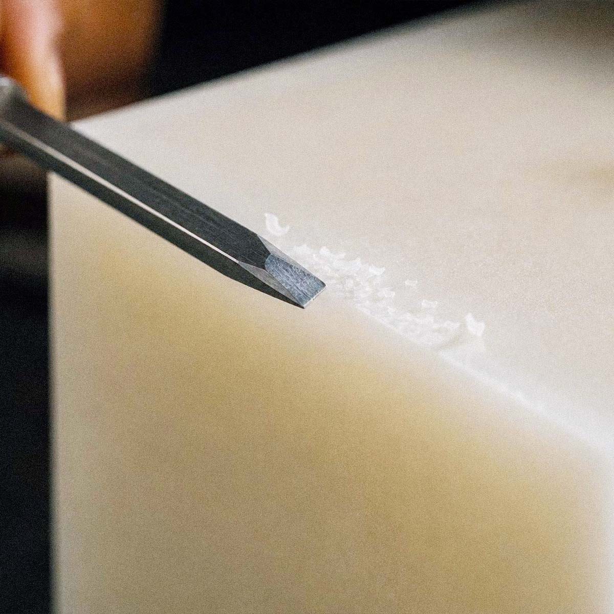 Rifinitura artigianale della superficie della candela Eterna di Effusione con uno strumento manuale