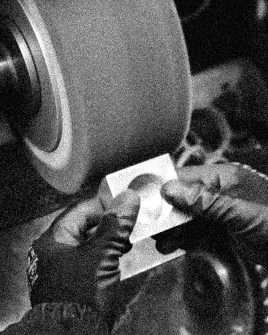 Lavorazione artigianale della candela Aura di Effusione in alluminio