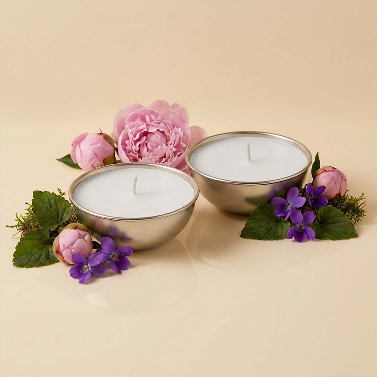 Set da 2 ricariche candela Aura Effusione formato L fragranza Oasi Zegna in alluminio con note fruttate e ambrate.