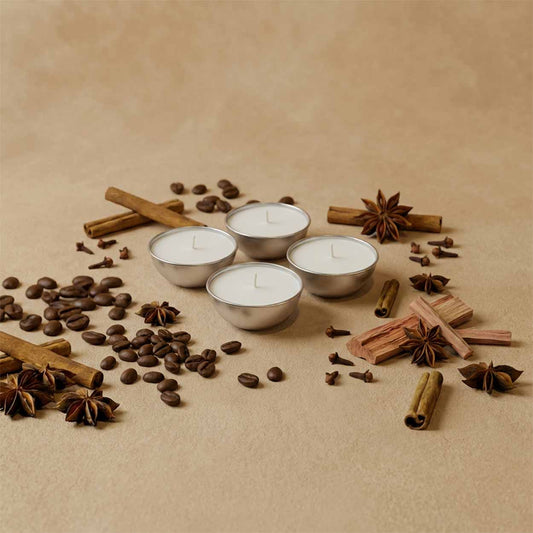 Set da 4 ricariche candela Aura Effusione formato S fragranza Baraggia in alluminio con note speziate e ambrate.